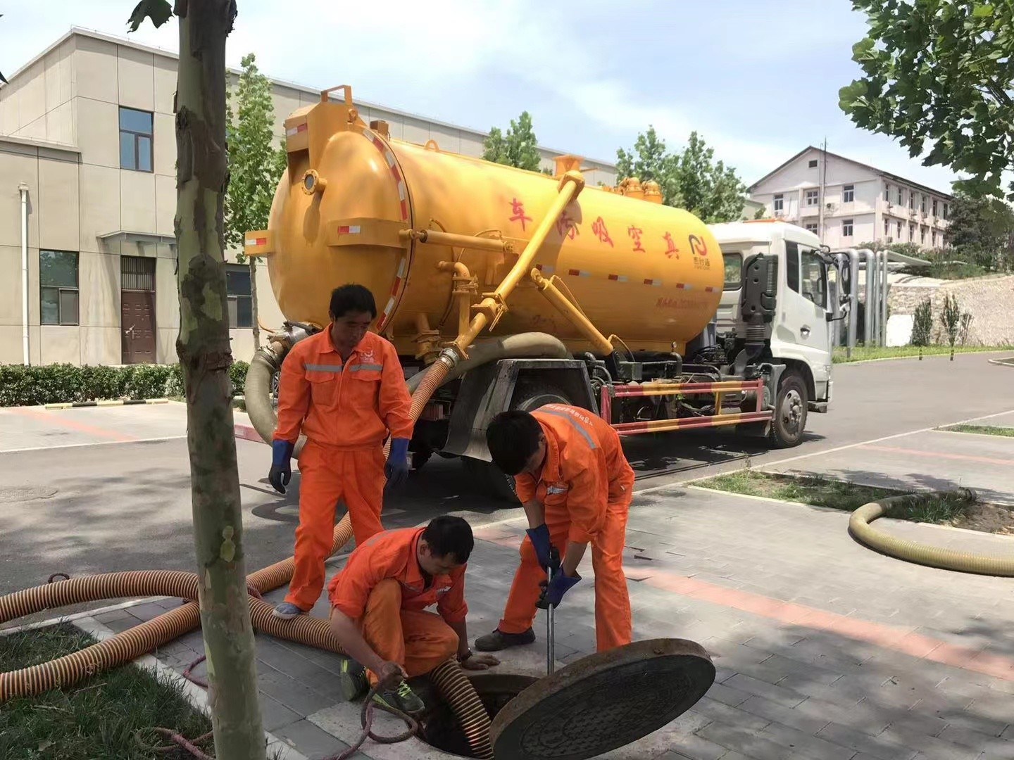 昌图管道疏通车停在窨井附近